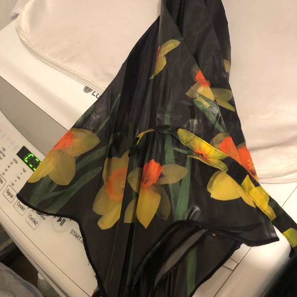Vintage Daffodil Print Umbrella- 790 $35 or $30 w/offer - Picture 2 of 14